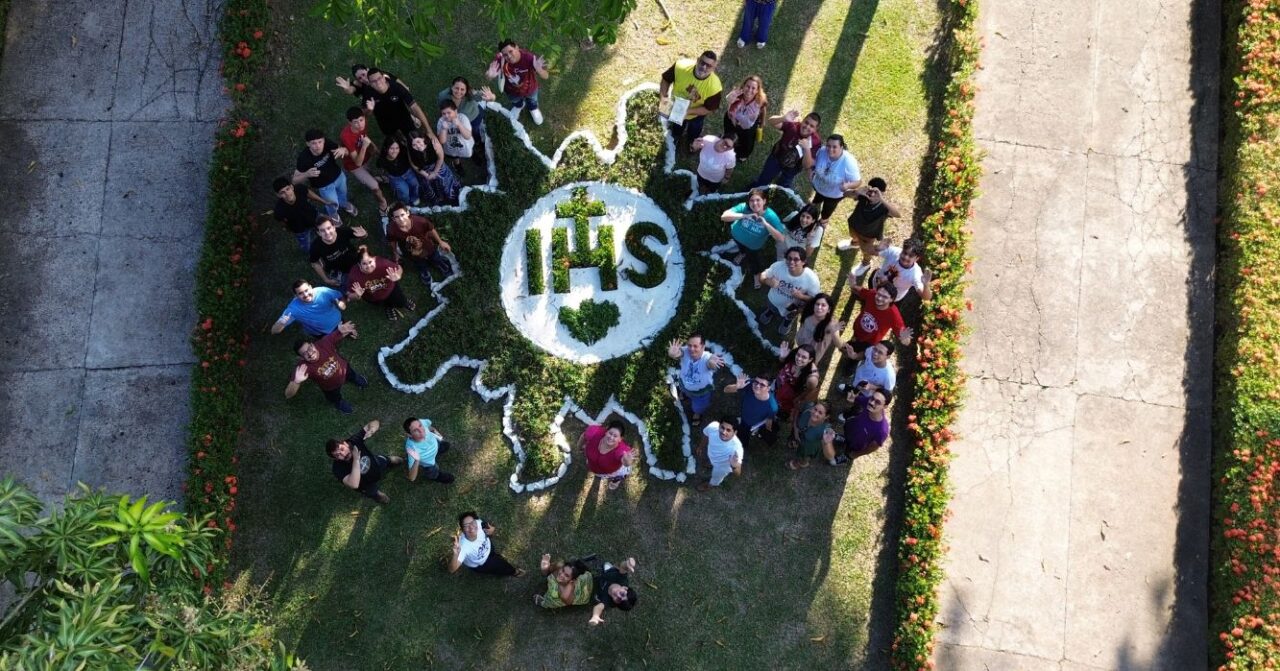 Jovens participando de um retiro espiritual inaciano no Centro MAGIS Amazônia em Manaus, com momentos de oração e reflexão.