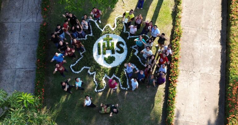 Jovens participando de um retiro espiritual inaciano no Centro MAGIS Amazônia em Manaus, com momentos de oração e reflexão.