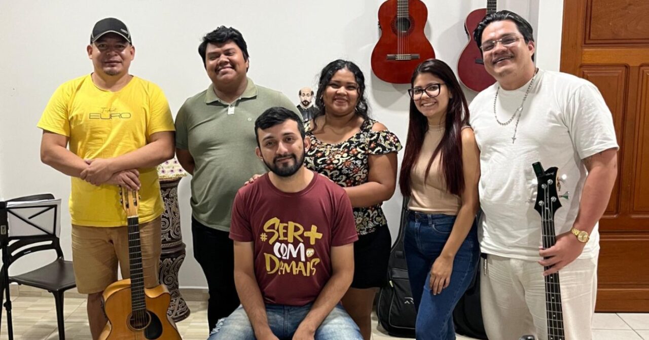 Participantes do Centro MAGIS Amazônia ensaiando músicas para o Grito dos Excluídos de 2025.