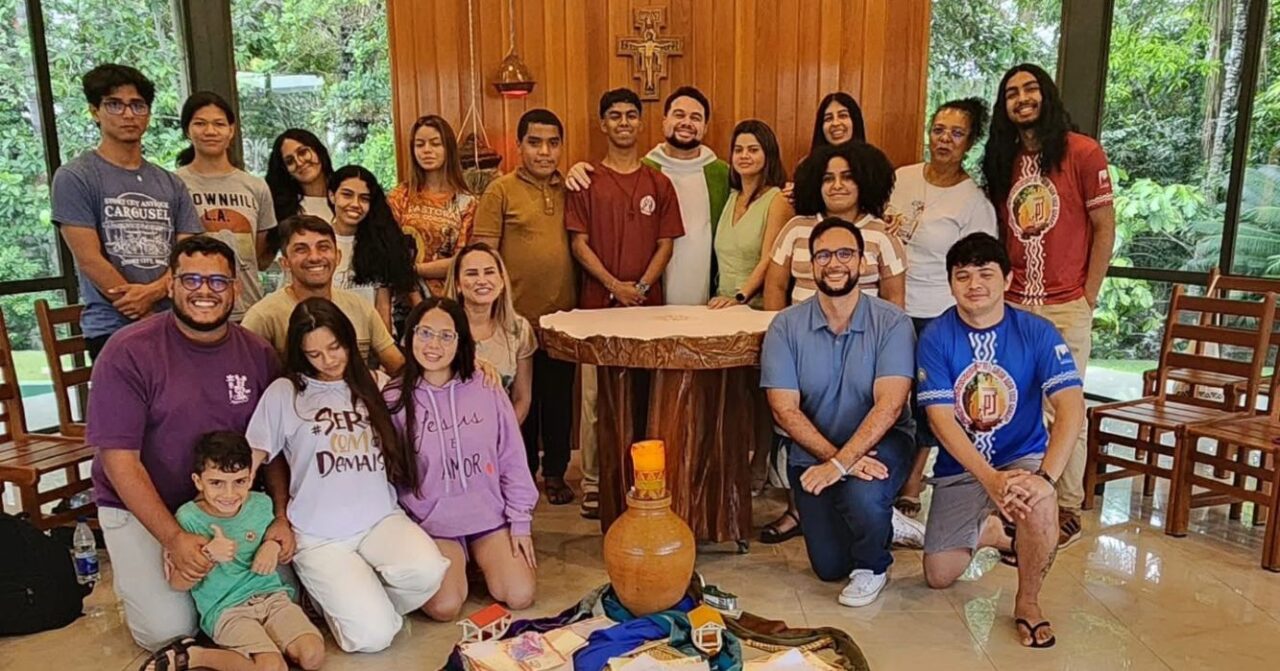 Jovens participam de formação cristã na Casa de Retiro Ir. Vicente Cañas, em Manaus, conduzida pela Irmã Maria Couto, com oração, dinâmicas e reflexão sobre o tema 'Transformar-se para Transformar'