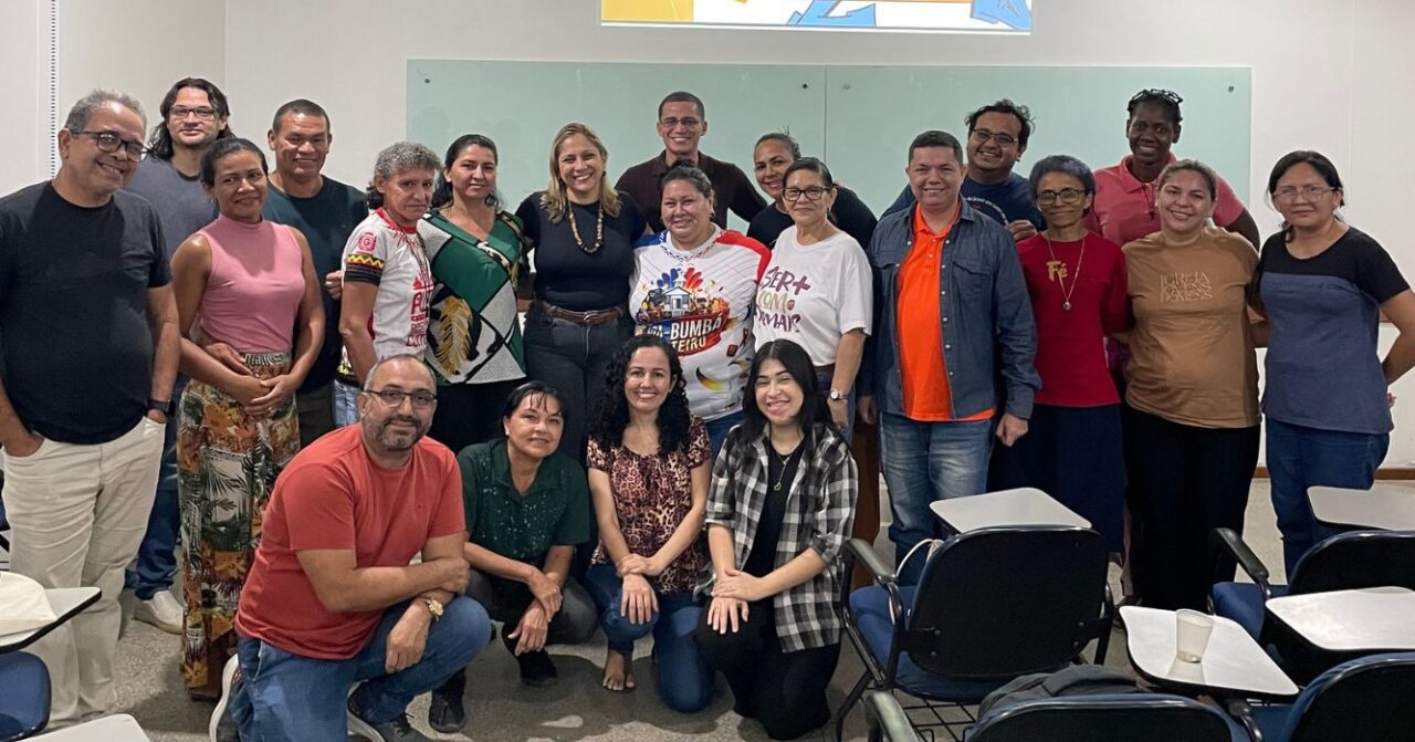 Participantes do curso de extensão sobre juventude, projeto de vida e acompanhamento espiritual reunidos em uma sala de formação, em Manaus (AM).