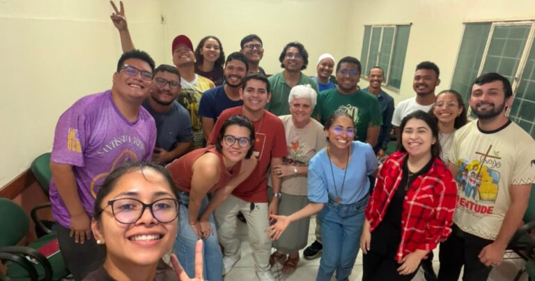 Grupo de jovens e integrantes da assessoria do Setor Juventude da Arquidiocese de Manaus posa para foto durante reunião de preparação do Dia Nacional da Juventude (DNJ) e da assembleia do Setor Juventude.