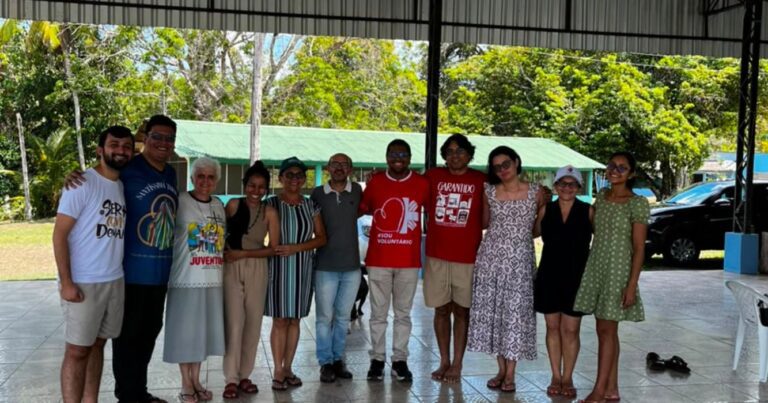 Integrantes da Comissão do Sínodo da Juventude e colaboradores posam juntos durante retiro realizado na Chácara dos Jesuítas, em Manaus (AM), em um dia de formação, espiritualidade e convivência.
