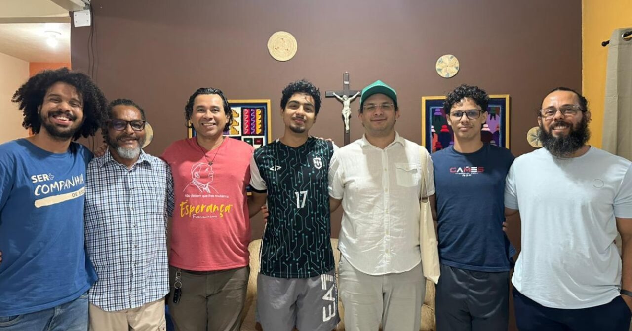 Sete participantes reunidos durante encontro de articulação para a preparação de encontros vocacionais com as juventudes, em Manaus (AM).