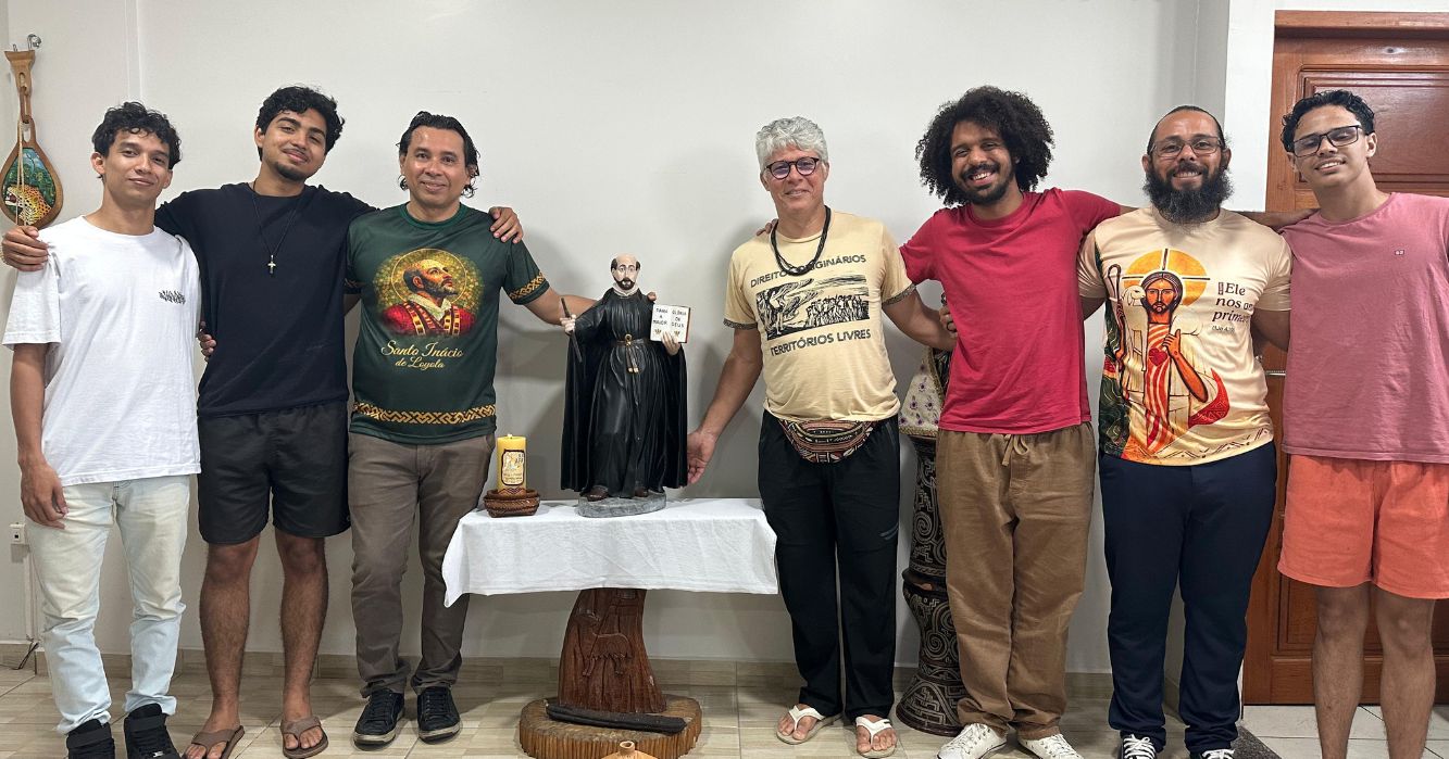 Participantes do Grupo de Acompanhamento Vocacional Inaciano (GAVI) reunidos durante encontro de discernimento vocacional no Centro MAGIS Amazônia, em Manaus (AM).